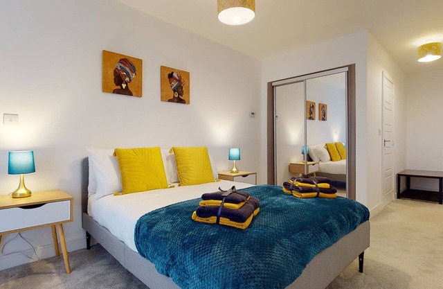 Luxury 2 Bed Apartment with Parking 18 mins from London
