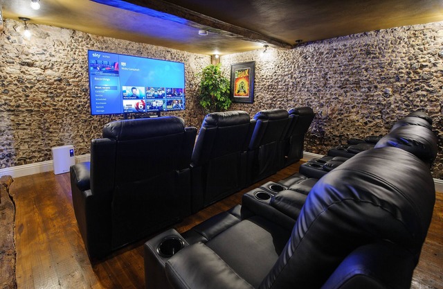 Luxury 2 Bed Manor House Hot Tub Cinema Room SkyTV