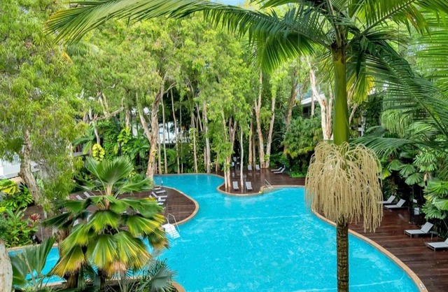 Luxury 2 Bed Palm Cove Unit, Pool & Ocean Views from Third Floor