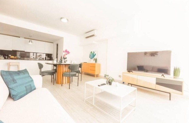 Luxury 2 bedroom apt free parking and Pool