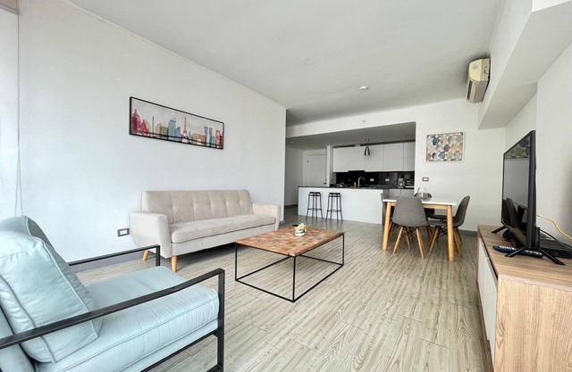Luxury 2 bedroom apt free parking and Pool