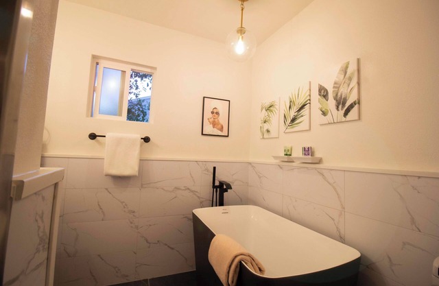 Luxury 2-Bedroom Boutique Bungalow with Spa & Kitchenette centrally located LA!