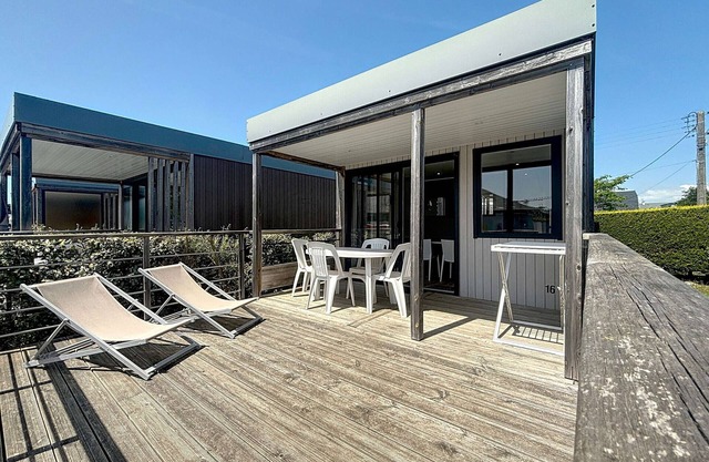 Luxury 2-Bedroom Mobile Home with Heated Pool, Near Beach, Parking, and Wi-Fi
