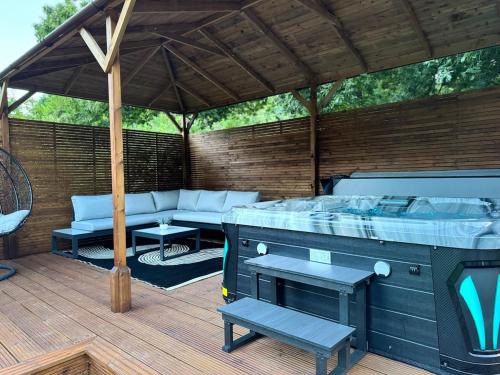 Luxury 2 Bedroom Norfolk Retreat-Private Hot Tub