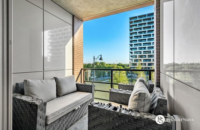 Luxury 2 BR » Sleeps 5 » Parking » Downtown