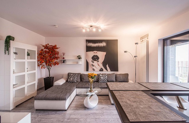 Luxury 2-Room Penthouse Plaza Residence, central in town, close to Plaza Mall