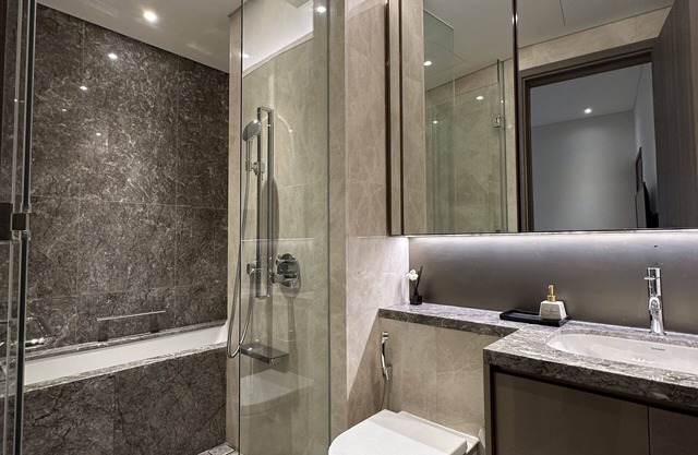 Luxury 2bd with rooftop pool & BBQ in the center of Saigon District 1