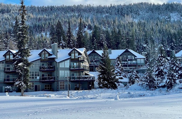 Luxury 2BD/2BA Sleep 6 Townhome- Free Parking