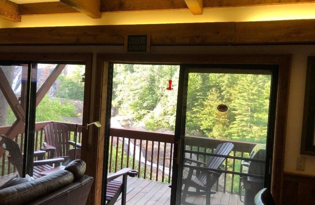 LUXURY 2BR/2BA SPECTACULAR OVER FALLS DECK/GRILL UPSCALE, COMFORTABLE FURNITURE