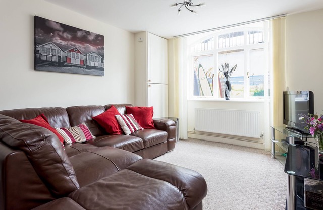 Luxury 2BR apartment 500m from beach and close proximity to New Forest