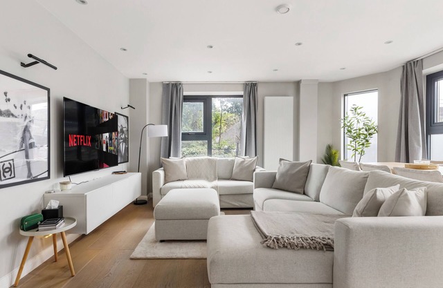 Luxury 2BR Apartment with Terrace + Parking, Close To London Bridge