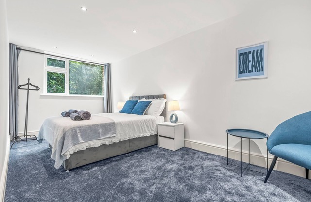 Luxury 2BR City Apt w/Parking - Sleeps 8