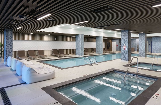 Luxury 2BR Suite w/Pools, Fitness, Private Balcony & Gourmet Kitchen in Seattle