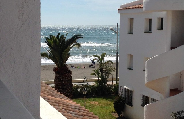 Luxury 3 bed apartment, on sea front, sleeps 6