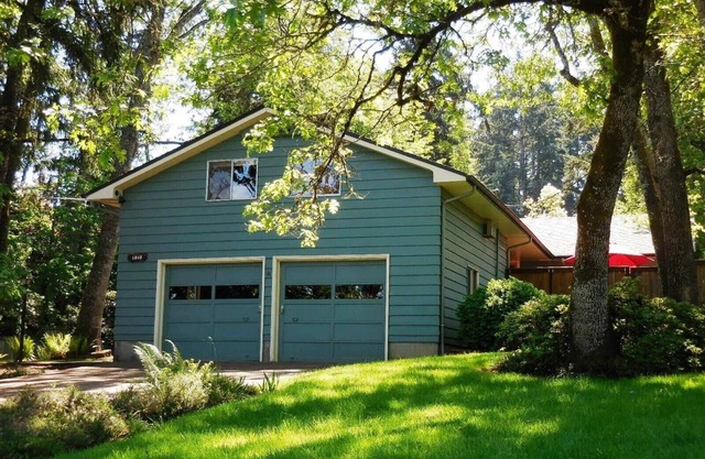 Luxury 3-bed 2-bath forest home in the city - 2.5 miles to UofO & Hayward Field