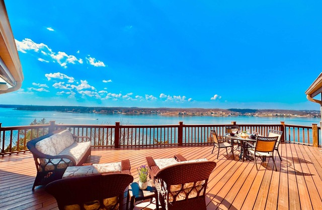 Luxury 3 Bed/3.5 Bath -Panoramic Lakeviews, Decks, Gameroom-Sleeps 20-Perfect Location!