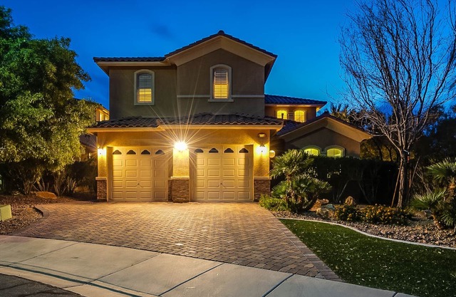 Luxury 3 Bed/3.5 bath Residence with Sparkling Heated Pool