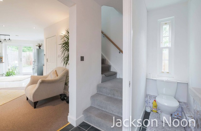 Luxury 3-Bed Epsom Haven - Modern Retreat with parking