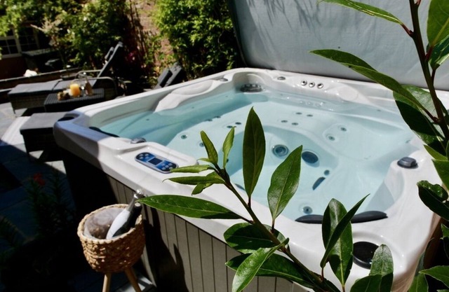 Luxury 3 Bed Manor House Hot Tub Cinema Room SkyTV