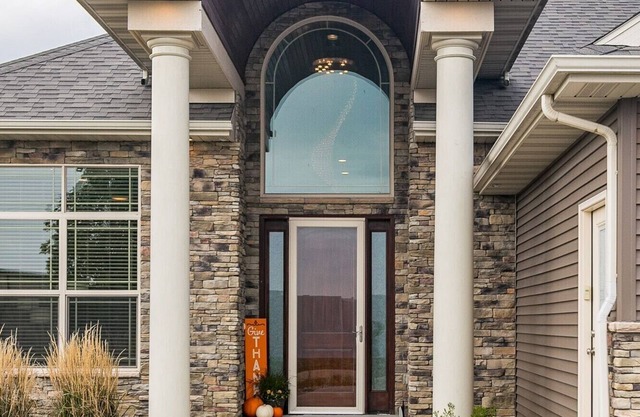 Luxury 3-Bed VRBO in Cedar Rapids, IA! Sleeps 10. Book Now!