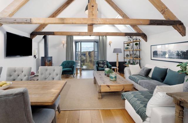 Luxury 3 bed with river views, parking & garden