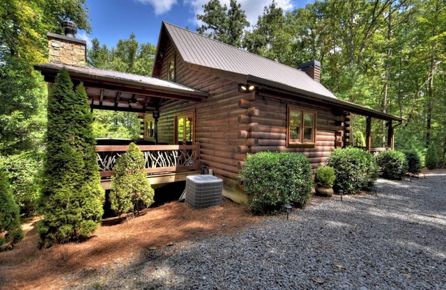 Luxury 3-bedroom cabin in charming Blue Ridge
