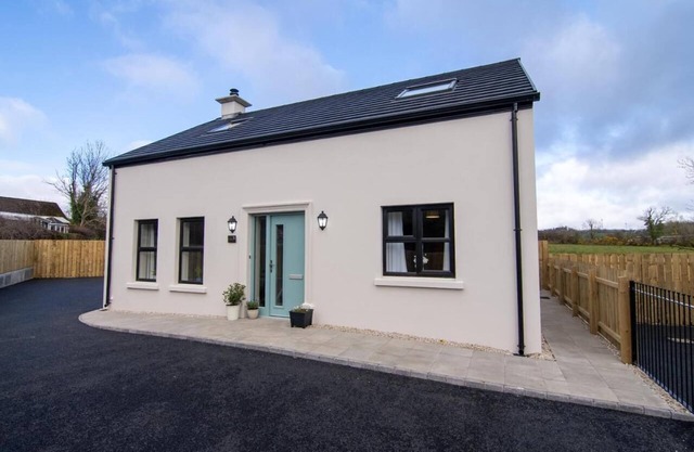 Luxury 3-Bedroom Cottage at the Foot of Binevenagh Mountain