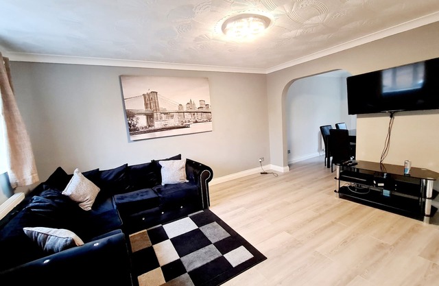 Luxury 3-Bedroom House Nr ExCEL London, O2 w/FREE WiFi, Parking. Sleeps 6