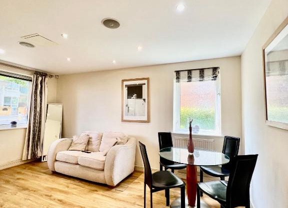 Luxury 3 Bedroom Riverside Home - Canary Wharf & The O2 Arena