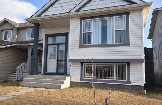 Luxury 3 Bedroom Suite near Calgary Airport Wifi Free Parking