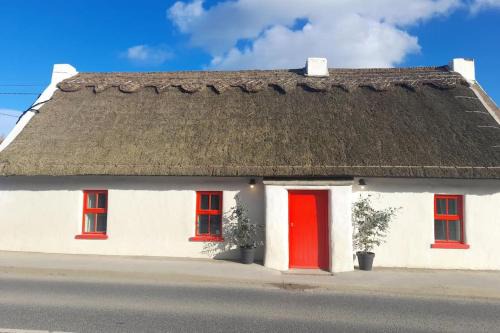 Luxury 300yr old Irish thatch cottage close to sea