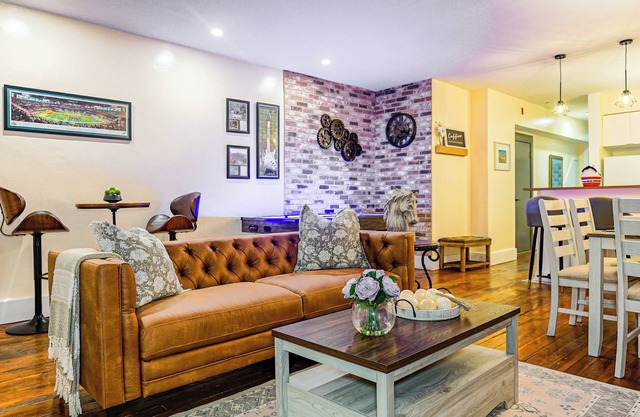 Luxury 3BR/3BA Air Hockey Lounge Walkable Old City
