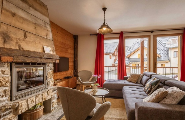 Luxury 3BR Duplex for 8, South-Facing, Near Ski Lifts - Valloire