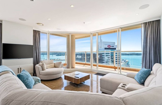 Luxury 3BR Quay West w/Views + Parking