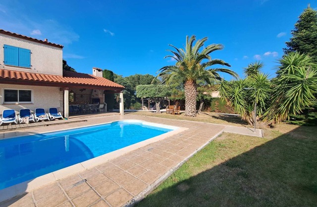 Luxury 4 Bed Villa, Private Pool, Wifi, Aircon, Quiet Area, Lovely Seaside Town