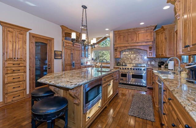 Luxury 4 bedroom (plus bonus room) 4.5 bath luxury home that sleeps 10