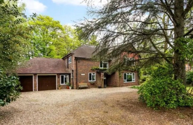 Luxury 4 bedroom 3 bath, 3 min walk to Fleet, Hampshire centre. Country walks.