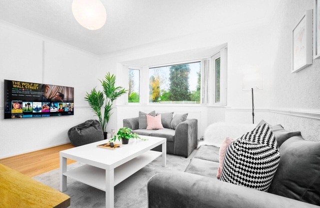 Luxury 4 Bedroom House - Parking - Garden