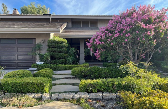 Luxury 4-bedroom house in welcoming Los Angeles with WiFi, AC and many more.