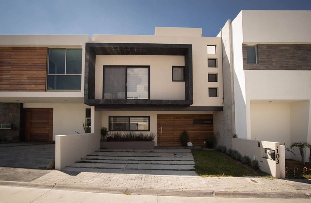 Luxury 4 Bedroom House with Canyon Views. Very close to Downtown Querétaro.