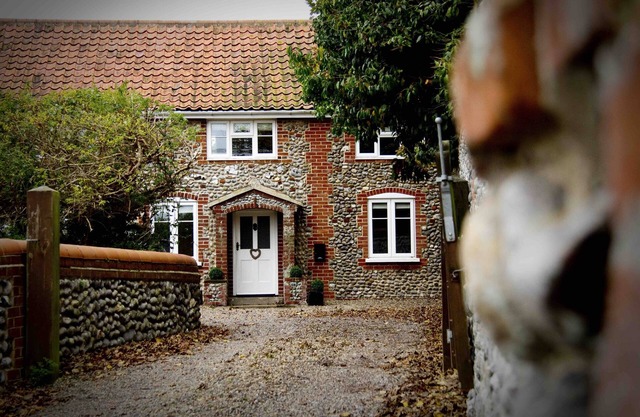 Luxury 4 bedroom North Norfolk cottage in lovely coastal village location