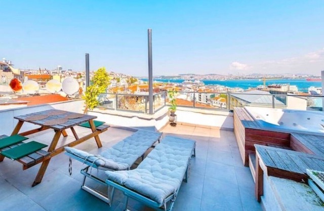 Luxury 4 BR with Seaview, Private Terrace & Jacuzzi