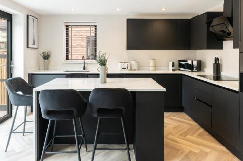 Luxury 4BR City Centre House - Free Parking