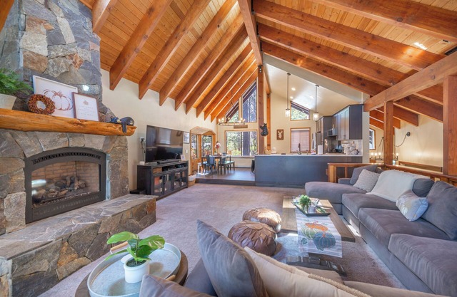 Luxury 5 Bd Tahoe Donner Home - 2 Master King Bed Suites -New HotTub!