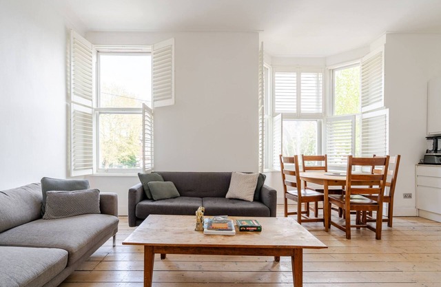 Luxury 5 Bed House in central London. 11 mins to Zone 1: 18 mins to Oxford St W1