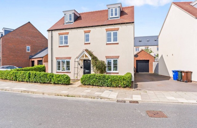 Luxury 5 bed House with Hot-tub near Bicester Village