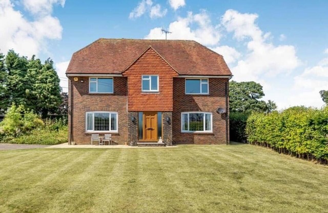 Luxury 5-Bed House with Tennis Court & Games Room