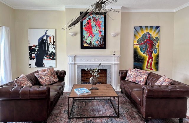 Luxury 5 Bedroom Art Villa, Heated Pool, Hot tub, Billiards, Grill!