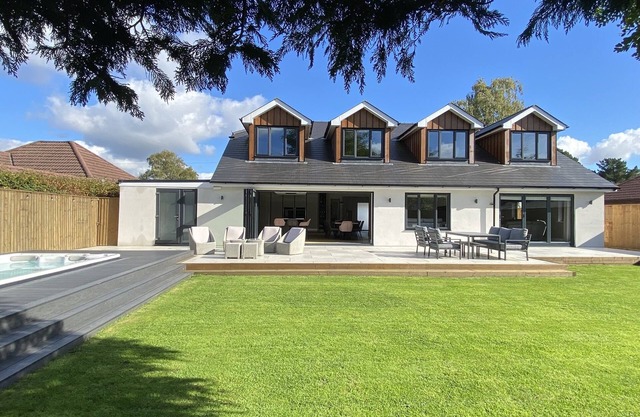Luxury 5 Bedroom House - Games Room, Cinema Room & Heated Swim Spa(Pool/Hot Tub)