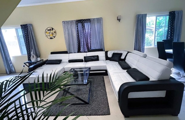 Luxury 5 Bedroom House W Private Parking & Patio